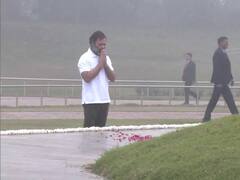 Rahul Gandhi Pays Tributes: सर्द सुबह ने ओढ़ ली कोहरे की चादर फिर भी सिर्फ टीशर्ट में दिखे राहुल गांधी, देखें शानदार तस्वीरें