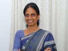 మంత్రి సబితా ఇంద్రారెడ్డి న్యూ ఇయర్ రిజల్యూషన్ - బొకేలు, శాలువాలు వద్దు! అవి తీసుకురండి