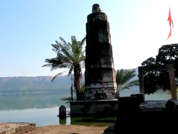 त्यामुळे लोणार सरोवरातील पाच पुरातन मंदिरे पाण्यात गेली आहे.