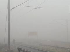 In Pics: कड़ाके की ठंड की चपेट में हैं यूपी-यूके, पंजाब और हरियाणा, दिन में भी गाड़ियों की जलानी पड़ रही है लाइट, देखिए तस्वीरें