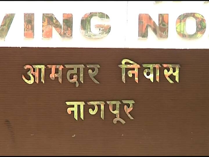 माननीय आमदार त्यांच्यासाठी उभारलेल्या आमदार निवासात (MLA Residence) न राहता मोठमोठ्या हॉटेल्समध्ये निवास करतात आणि आमदार निवासात पीए आणि कार्यकर्त्यांना ठेवतात अशीही तक्रार होत असते.
