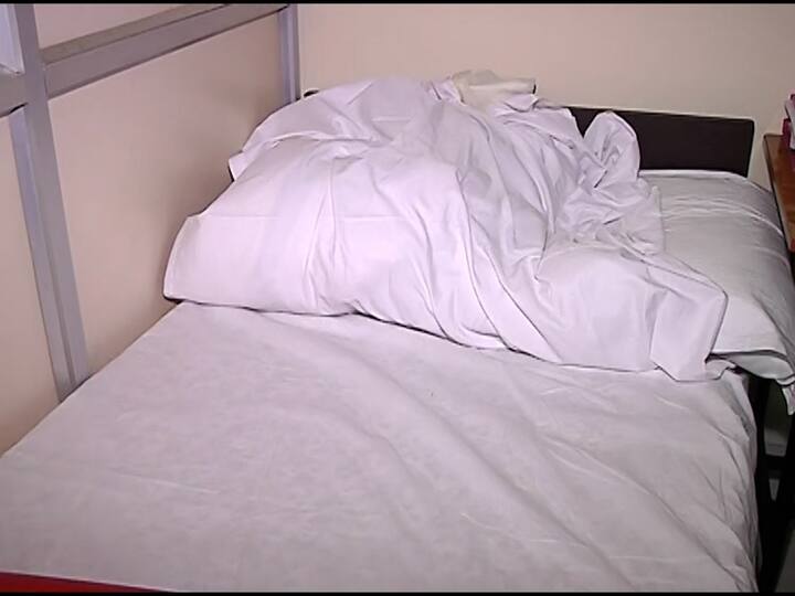 आमदारांना दिल्या जाणाऱ्या गादी आणि चादरी दिसायला पांढऱ्या शुभ्र असल्या, तरी त्याच्यावर झोपल्यानंतर अंगाला खाज सुटते अशी अनेकांची तक्रार आहे. त्यामुळे आमदार निवासात राहणाऱ्या आमदारांनी पांघरण्यासाठी मिळालेल्या मखमली ब्लॅंकेटला चादरीवर टाकून त्यावर झोपण्याची मखमली युक्ती काढली आहे.