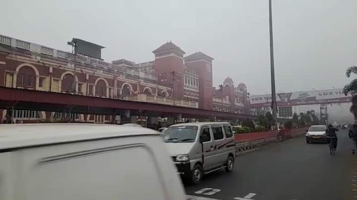 এর পাশাপাশি, ফের ঊর্ধ্বমুখী পারদ। আজ কলকাতার সর্বনিম্ন ২০ দশমিক ৩ ডিগ্রি সেলসিয়াস। যা স্বাভাবিকের ৬ ডিগ্রি বেশি। গত ২ দিনে সাড়ে ৫ ডিগ্রি বেড়েছে তাপমাত্রা।