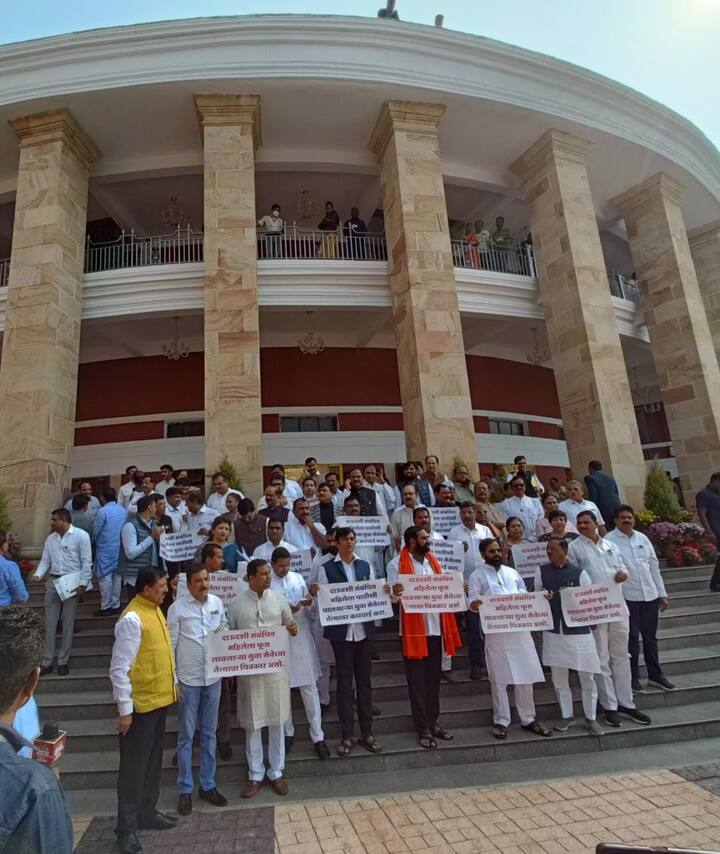 महाविकास आघाडीचे आमदार विधानभवनाच्या पायऱ्यांवर येताच सत्ताधारी आमदारही पायऱ्यांवर पोहोचले आणि घोषणाबाजी सुरु केली.