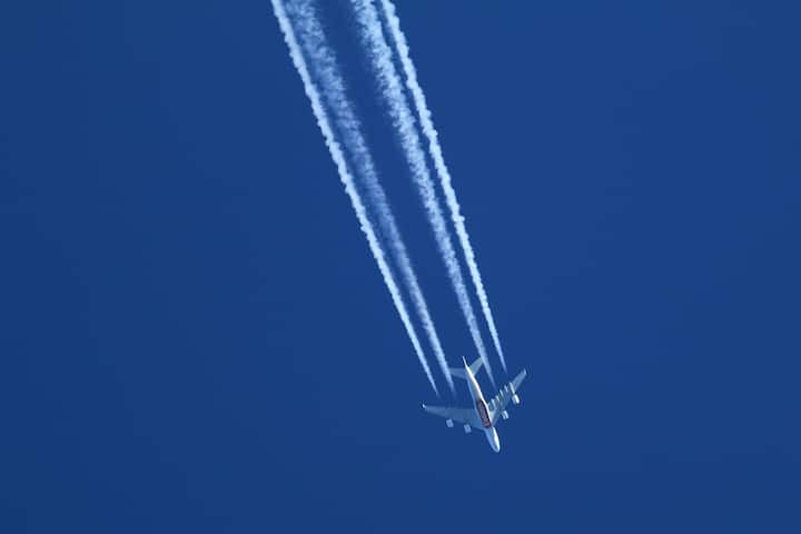 कंट्रेल्स हे ढग सामान्य ढगांपेक्षा वेगळे असतात. हे ढग फक्त विमान किंवा रॉकेटमुळे तयार होतात.