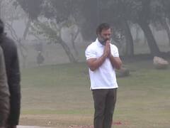 Rahul Gandhi Pays Tributes: सर्द सुबह ने ओढ़ ली कोहरे की चादर फिर भी सिर्फ टीशर्ट में दिखे राहुल गांधी, देखें शानदार तस्वीरें