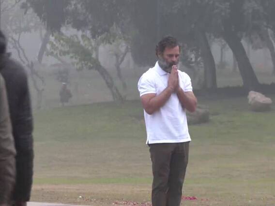 Rahul Gandhi Pays Tributes: सर्द सुबह ने ओढ़ ली कोहरे की चादर फिर भी सिर्फ टीशर्ट में दिखे राहुल गांधी, देखें शानदार तस्वीरें
