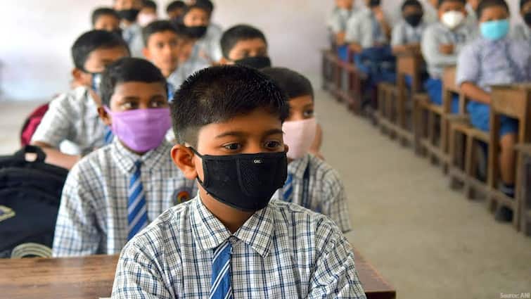 instructions for masks and social distance in primary schools Gujarat: કોરોનાને લઈ પ્રાથમિક શાળાઓમાં માસ્ક અને સોશિયલ ડિસ્ટન્સ માટે સૂચના અપાઈ