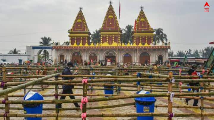 যেসব পুণ্যার্থীর মুখে মাস্ক নেই, তাঁদের হাতে মাস্ক তুলে দিয়েছিলেন স্বেচ্ছাসেবকরা। তবে শুধু নতুন বছরের অপেক্ষা নয়, বছর পেরোনর আগেই মাস্ক পরতে পরামর্শ দিয়েছেন রাজ্য তথা দেশের শীর্ষ নেতারা।