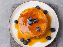 बाहर नहीं जाकर घर पर न्यू ईयर पार्टी का कर रहे हैं प्लान, तो एक बार जरूर बनाएं कारमेल पैनकेक रेसिपी