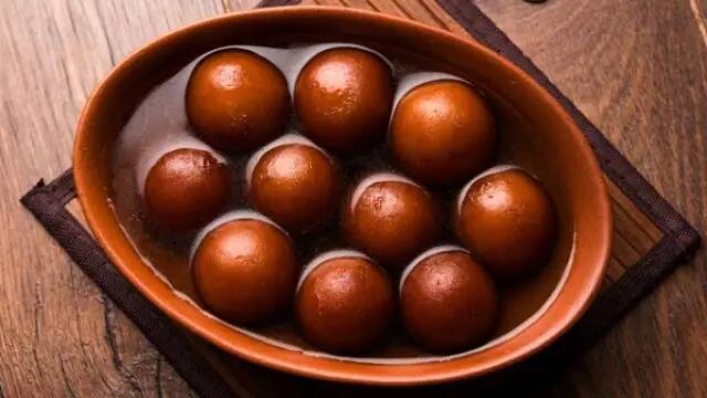 ਗੁਲਾਬ ਸ਼ਬਦ ਦੋ ਸ਼ਬਦਾਂ 'ਗੁਲ' ਅਤੇ 'ਆਬ' ਤੋਂ ਬਣਿਆ ਹੈ। ਗੁਲ ਦਾ ਅਰਥ ਹੈ ਫੁੱਲ ਅਤੇ ਆਬ ਦਾ ਅਰਥ ਹੈ ਪਾਣੀ। ਇਸਦਾ ਅਰਥ ਹੈ ਖੁਸ਼ਬੂ ਵਾਲਾ ਮਿੱਠਾ ਪਾਣੀ। ਗੁਲਾਬ ਜਾਮੁਨ ਬਣਾਉਣ ਲਈ ਜਦੋਂ ਚੀਨੀ ਦਾ ਸ਼ਰਬਤ ਤਿਆਰ ਕੀਤਾ ਜਾਂਦਾ ਹੈ, ਤਾਂ ਇਹ ਸੁਗੰਧਿਤ ਅਤੇ ਮਿੱਠਾ ਹੁੰਦਾ ਹੈ।