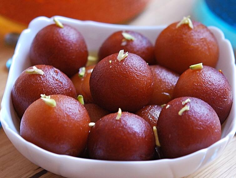 Interesting Fact: There is neither 'Rose' nor 'Jamun' in Gulab Jamun... Then what is 'Gulab Jamun' about? Intresting Fact : ਗੁਲਾਬ ਜਾਮੁਨ ਵਿੱਚ ਨਾ ਤਾਂ 'ਗੁਲਾਬ' ਹੈ ਅਤੇ ਨਾ ਹੀ 'ਜਾਮੁਨ'... ਫਿਰ ਕਿਸ ਗੱਲ ਦਾ 'ਗੁਲਾਬ ਜਾਮੁਨ'