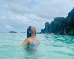 In Pics: काय झाडी, काय पाणी अन् काय अदा; नॅशनल क्रश प्रियाचा सुप्परहॉट लूक पाहिलात का?