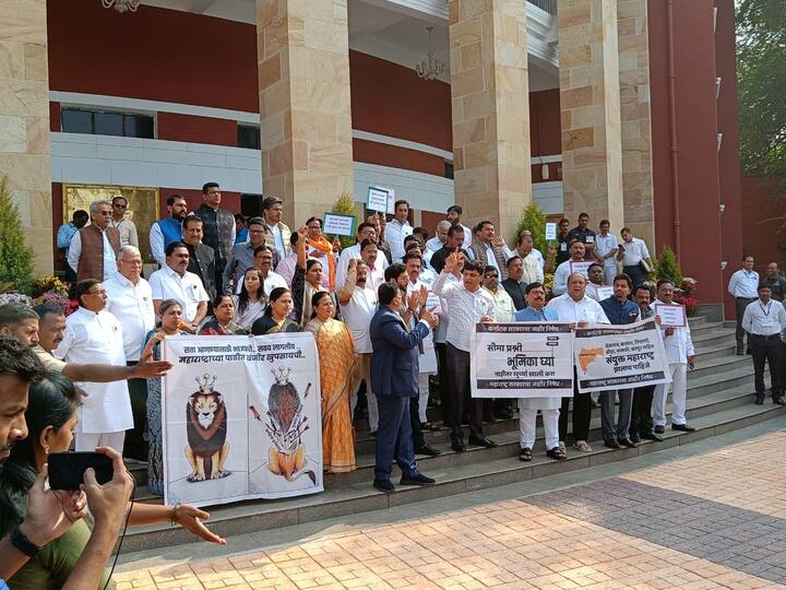 मविआच्या आमदारांनी 'कर्नाटक सरकारचा जाहीर निषेध' चे फलक हातात घेऊन 'सीमा प्रश्नी भूमिका घ्या, नाहीतर खुर्च्या खाली करा' अशा घोषणा दिल्या.