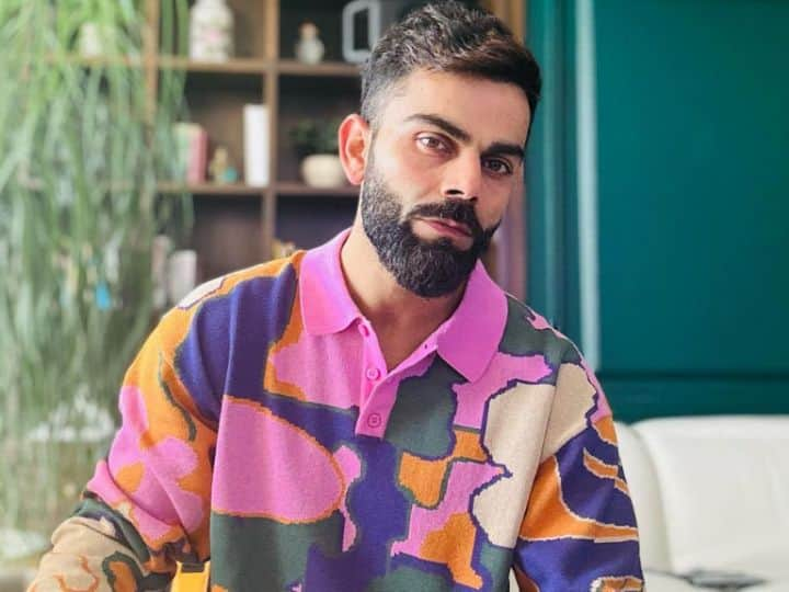 Virat Kohli : भारतीय संघाचा माजी कर्णधार विराट कोहली पुन्हा एकदा फॉर्मात परतला आहे. काही दिवस तो मैदानात फॉर्मात नसला तरी मैदानाबाहेर लूक्सच्या बाबतीत तो कायम फॉर्मात असतो.