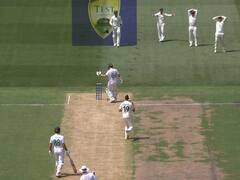 Watch: डीन एल्गर को मिला क्रिसमस का ‘तोहफा’, विकेट को छू कर वापस लौटी गेंद, देखें वीडियो