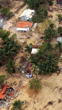 ஆழிப்பேரலையின் 18 வது நினைவாண்டு ... கடற்கரையை கண்ணீரால் நிரப்பும் மக்கள்!