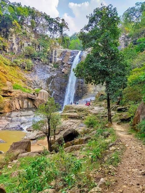 यह वाटरफॉल चनान नदी पर स्थित है और 100 फीट की ऊंचाई से गिरता है. खास बात यह है कि पवई वाटरफॉल बलरामपुर का सबसे खूबसूरत पर्यटन स्थल है. इसलिए हर साल यहां सर्दी के मौसम में नए साल के मौके पर हजारों लोग आते हैं. पवई वाटरफॉल बाकी जगहों से बिल्कुल अलग है क्योंकि इस जगह पर हर मौसम में ठंडक का एहसास होता है. इसलिए यहां गर्मी के मौसम में भी पर्यटकों का अंबार लगा रहता है. पवई वॉटरफॉल चारों ओर से पहाड़ियों से घिरा हुआ है.