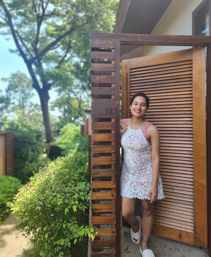 తన భర్త జాన్తో కలిసి బేబీ బంప్ ఫోటోలను సోషల్ మీడియాలో షేర్ చేసింది.Photo Credit: Pooja Ramachandran/Instagram