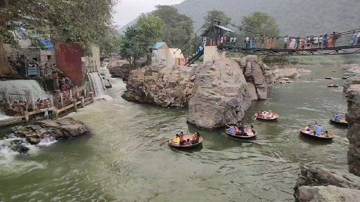 dharmapuri: Tourists flock to hogenakkal to celebrate the Christmas holiday TNN விடுமுறையை கொண்டாட ஒகேனக்கல்லில் குவிந்த சுற்றுலா பயணிகள்