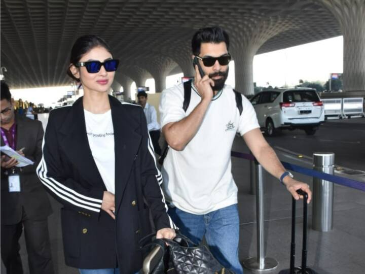 Mouni Roy Airport Pics: बॉलीवुड की खूबसूरत एक्ट्रेस मौनी रॉय हाल ही में अपने पति सूरज नांबियार के साथ एयरपोर्ट पर स्पॉट हुई हैं. बता दें कि ये लव कपल न्यू ईयर सेलिब्रेशन के लिए रवाना हो चुका है.