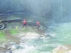 In Pics: पर्यटकों को खूब भा रहा पवई वाटरफॉल, हरियाली के बीच 100 फीट की ऊंचाई से गिरता है झरने का पानी, देखें तस्वीरें