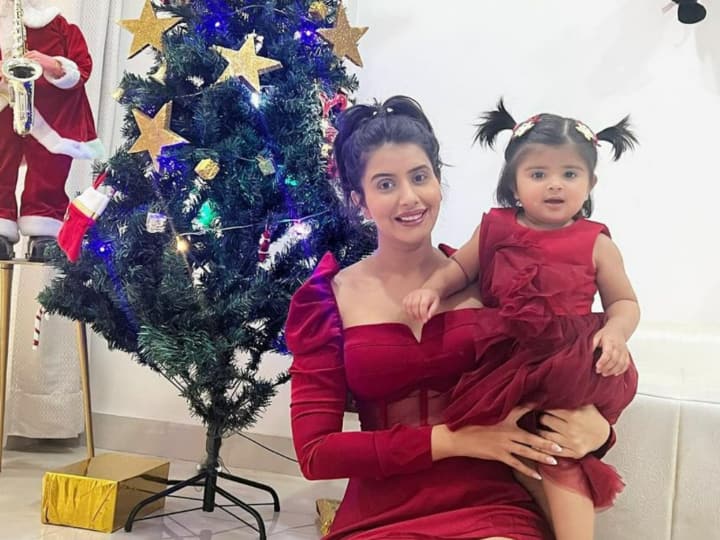 Charu Asopa Christmas Celebration: टीवी एक्ट्रेस चारु असोपा ने इस बार क्रिसमस सेलिब्रेशन अपनी बेबी डॉल जियाना के साथ किया. जिसकी कई तस्वीरें उन्होंने अपने सोशल मीडिया अकाउंट पर शेयर की हैं.