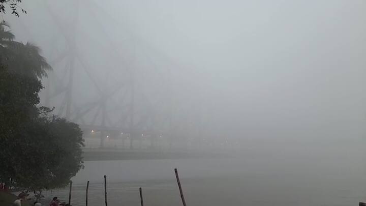 শীতের বেলায় ঠাণ্ডা উধাও। জাঁকিয়ে বসেছে কুয়াশা। আজ শহরের সর্বনিম্ন তাপমাত্রা স্বাভাবিকের থেকে ৬ ডিগ্রি বেশি।