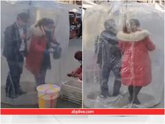 चीन में दिखा कोरोना का खौफ, हैरतअंगेज छाते से खुद को बचा रहा कपल