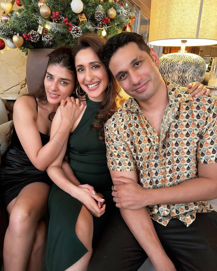 స్నేహితులందరితో సరదా సరదాగా గడిపింది. Photo Credit: Pragya Jaiswal/Instagram
