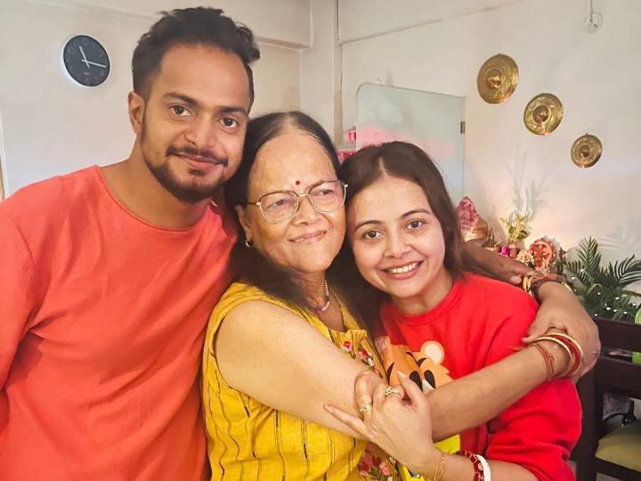 Devoleena Bhattacharjee trolled for Christmas Celebration with Husband Shahnawaz Sheikh 'सिंदूर कहां है?', Devoleena Bhattacharjee की इन तस्वीरों को देख यूजर्स ने पूछे सवाल