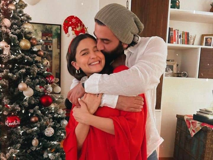 Alia Bhatt Christmas 2022 Pics: एक्ट्रेस आलिया भट्ट ने शादी के बाद अपना पहला क्रिसमस ससुराल में मनाया है. इस दौरान आलिया ने क्रिसमस सेलिब्रेशन की शानदार तस्वीरों को भी सोशल मीडिया पर शेयर किया है.