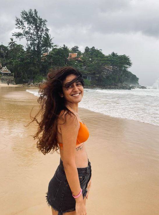 त्यावेळी अवघ्या 18 वर्षाची प्रिया व्हिडीओतील तिच्या एक्सप्रेशनमुळे तरुणांसाठी नॅशनल क्रश बनली होती  प्रियाचे हे फोटो सध्या व्हायरल झाले आहेत  प्रियानं मल्याळम सिनेमा 'ओरु अदार लव्ह' सिनेमातून सिनेसृष्टीत पदार्पण केलंय.