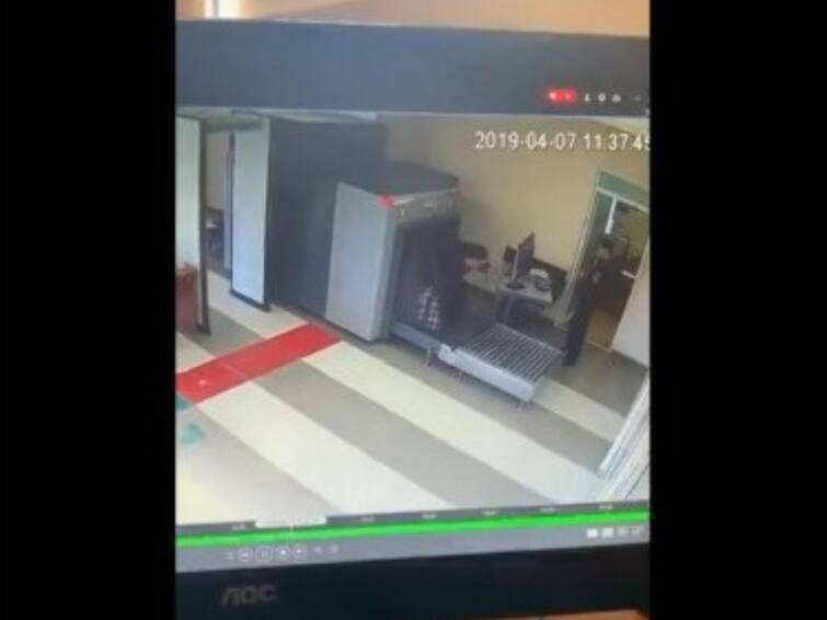 Old Video Of Man Sliding With Bags At Luggage Scanner Goes Viral watch full video Viral Video: বিমানবন্দরে গিয়ে এ কী করলেন যাত্রী! ব্যাগ নিয়ে সটান ঢুকে পড়লেন 'লাগেজ স্ক্যানারে', ভাইরাল ভিডিও