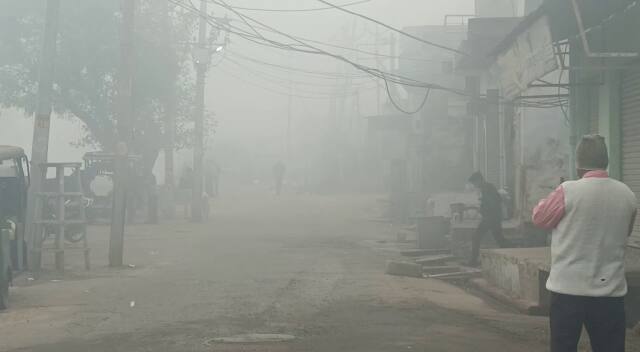 सुबह के समय कोहरे का आलम यह था कि महज बीस मीटर की दूरी पर कुछ भी देख पाना मुश्किल है. इससे सड़कों पर गुजरने वाले वाहनों की रफ़्तार थम गई, जिससे लोगों का आवागमन काफी देर तक अवरुद्ध रहा.