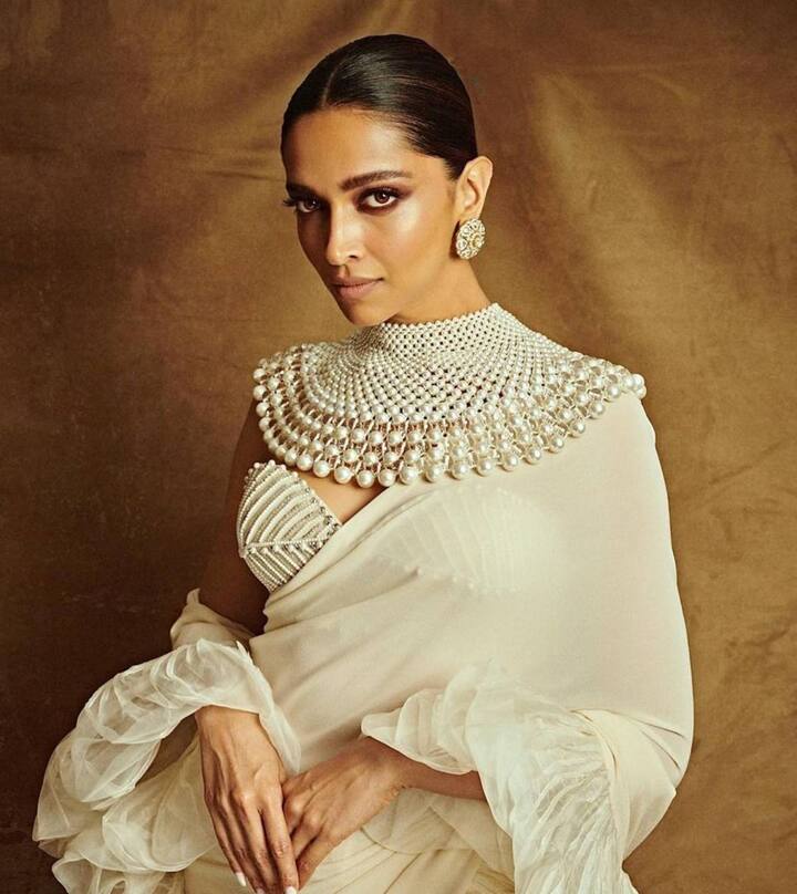 दीपिका पादुकोण - ओम शांति ओम में दीपिका पादुकोण ने अपने करियर की शुरुआत की थी. शाहरुख के साथ डेब्यू करने के बाद दीपिका ने अपने स्किल्स के बल पर इंडस्ट्री में बड़ा नाम कमाया. वो कई यादगार किरदारों के जरिए फैन्स में मन में बस चुकी हैं और अभी भी स्टार वैल्यू बरकरार है.