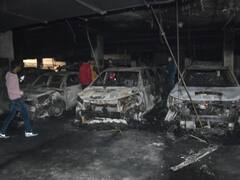 Delhi Fire : पार्किंग में खड़ी 21 गाड़ियां धू-धू कर जलीं, ITO के पास टैक्सी में भी लगी आग
