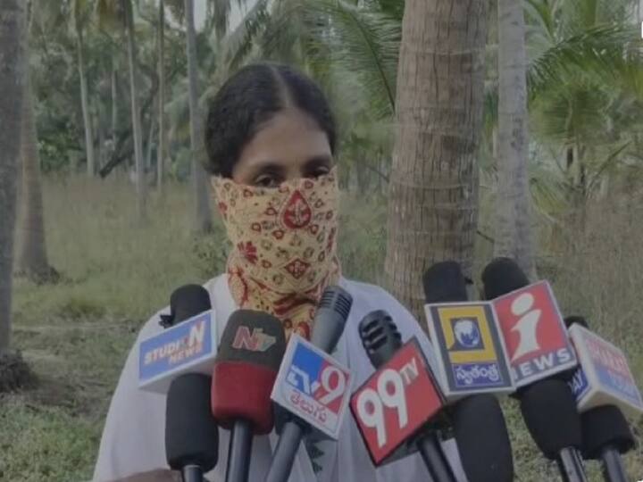 Konaseema District News Nagireddy Durga Bhavani Emotional Comments Clarifies About her Attack on Man Konaseema District News: తప్పుడు ప్రచారం చేస్తే ఆత్మహత్యే శరణ్యం - యువకుడిపై దాడి కేసులో మహిళ వివరణ!