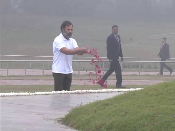 Rahul Gandhi Pays Tributes: सर्द सुबह ने ओढ़ ली कोहरे की चादर फिर भी सिर्फ टीशर्ट में दिखे राहुल गांधी, देखें शानदार तस्वीरें
