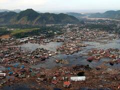 ஆழிப்பேரலையின் 18 வது நினைவாண்டு ... கடற்கரையை கண்ணீரால் நிரப்பும் மக்கள்!
