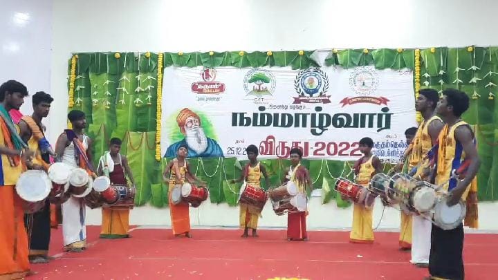 விடுமுறையை கொண்டாட ஒகேனக்கல்லில் குவிந்த சுற்றுலா பயணிகள்