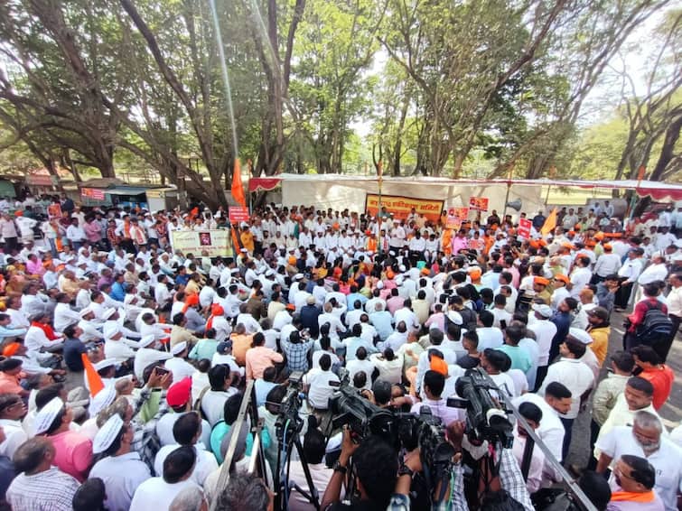 Workers of Maharashtra Ekikaran Samiti took out a protest rally in Kolhapur Maharashtra Karnataka border dispute Maharashtra Ekikaran Samiti Agitation : रहेंगे तो महाराष्ट्र मे, नही तो जेल में! कोल्हापुरात महाराष्ट्र एकीकरण समितीचा एल्गार
