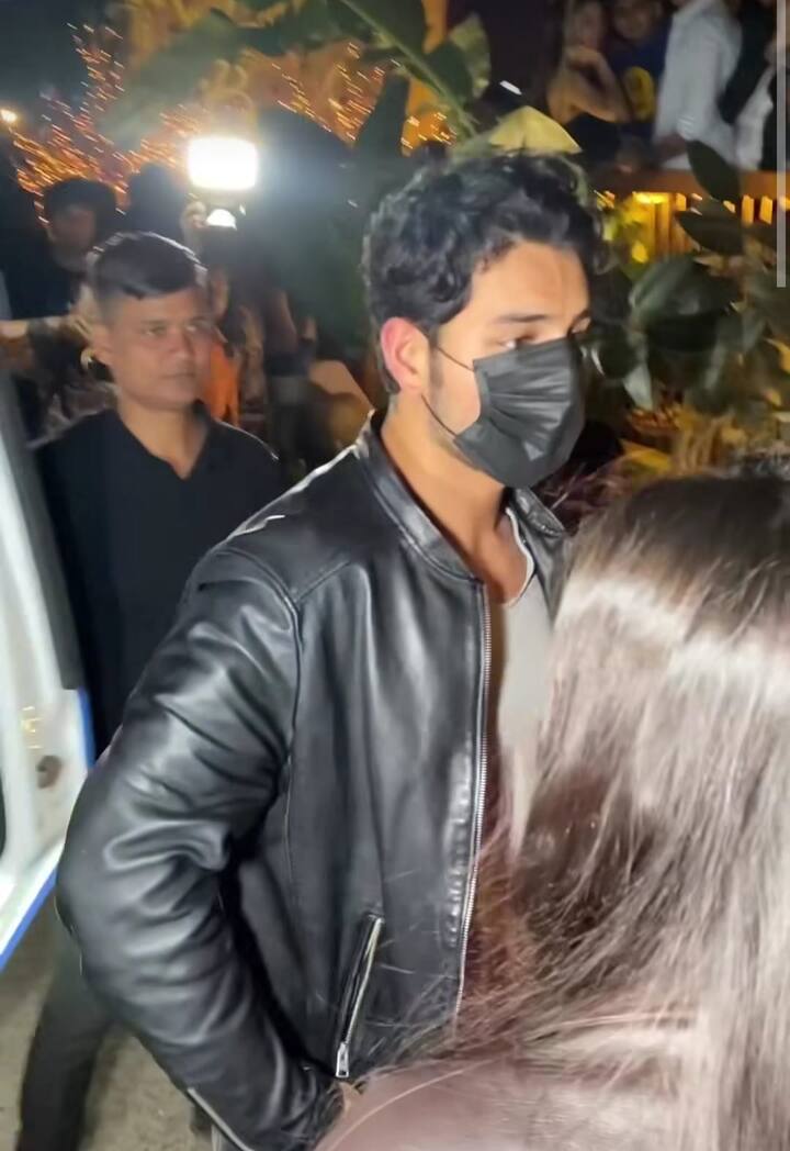 जानकारी के लिए बता दें कि न्यासा और इब्राहिम करण जौहर की आगामी फिल्म 'रॉकी और रानी की प्रेम कहानी' में बतौर असिस्टेंड डायरेक्टर काम कर रहे हैं. (फोटो क्रेडिट - मानव मंगलानी इंस्टाग्राम)