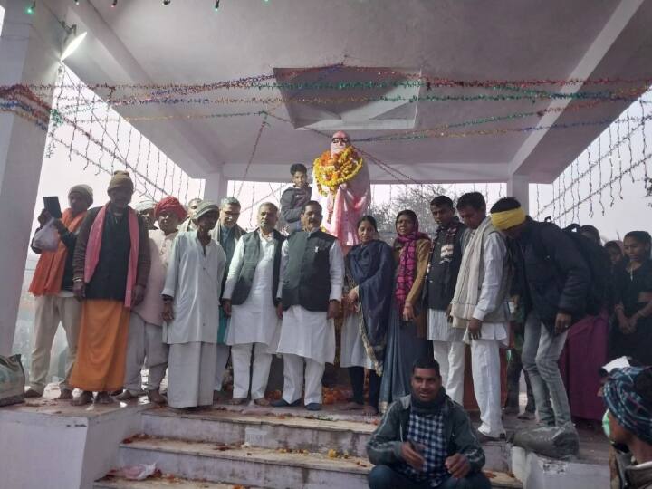 MP News Samajwadi Baleshwar Dayal followers paid tribute  Jhabua Bamnia MP: झाबुआ के बामनिया में समाजवादियों का जमावड़ा, मामा बालेश्वर को दी श्रद्धांजलि