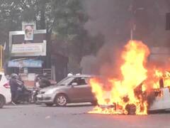 दिल्ली में बीच सड़क पर आग का गोला बनी कार, ITO पर मचा हाहाकार