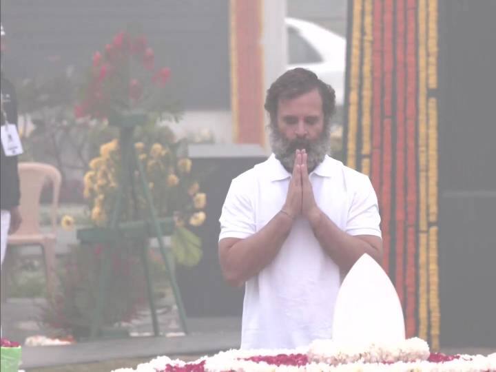 राजघाट पहुंचकर राहुल ने महात्मा गांधी (Mahatma Gandhi) को श्रद्धांजलि अर्पित की.