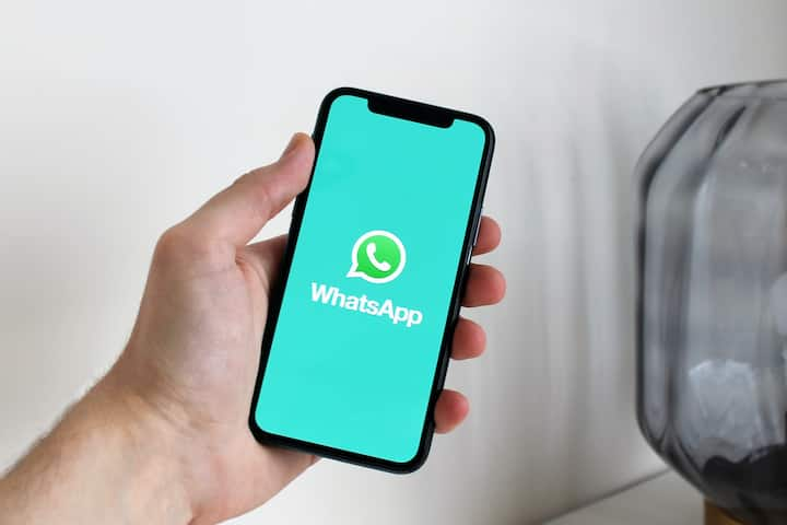 Whatsapp: বিশ্বের অন্যতম জনপ্রিয় ইন্সট্যান্ট মেসেজিং অ্যাপ হল হোয়াটসঅ্যাপ। এর ইউজার সংখ্যাও প্রচুর। তবে হোয়াটসঅ্যাপ ছাড়াও আমরা অনেক অ্যাপ ব্যবহার করে থাকি। সেগুলোই দেখে নেওয়া যাক একনজরে।