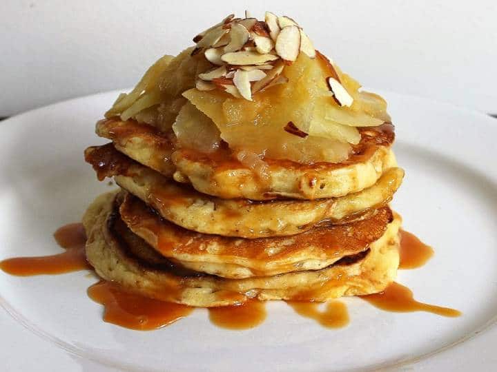 यह कारमेल पैनकेक रेसिपी अपने रसीले स्वाद से सभी को लुभाएगी. यह एक-पैन रेसिपी है जो आपको स्वादिष्ट कारमेल फ्लेवर के साथ शानदार पैनकेक देगी. इसमें अंडे, आटा, दूध, केला होता है, जो इसे अपने आप में एक मील है. ये कारमेल पेनकेक्स है. एक बार खाने के बाद आपका पेट भरा हुआ लगेगा. आप उन्हें अपनी पसंद के फलों के साथ जोड़ सकते हैं या उन्हें कुछ कारमेल सॉस, मेपल सिरप या यहां तक कि चॉकलेट सॉस के साथ गार्निश कर सकते हैं.
