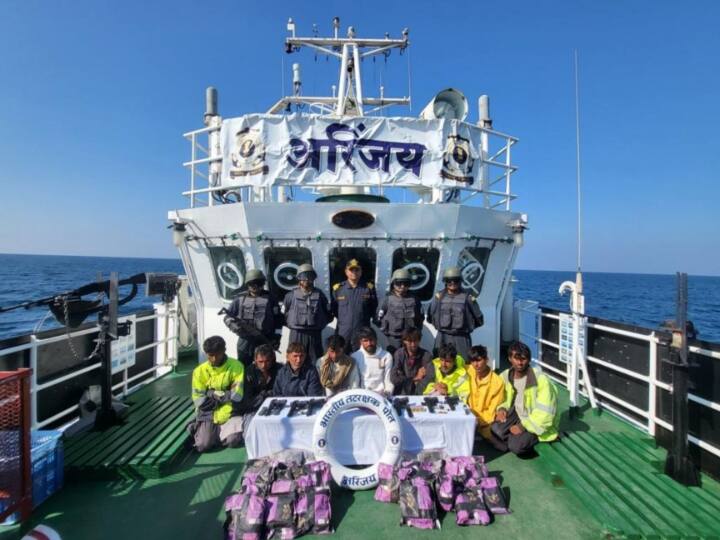 Indian Coast Guard apprehended Pakistani boat recovered army and ammunition and 300 crores narcotics पाकिस्तानी नाव से हथियार और गोला बारूद के साथ 300 करोड़ का ड्रग्स बरामद, कोस्ट गार्ड और गुजरात ATS का एक्शन