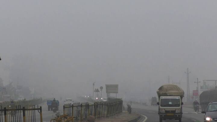 वहीं घना कोहरा पड़ने से सुबह के वक्त लोगों को अपने कामों पर जाने में काफी मशक्कत करनी पड़ी. हाइवे पर गुजरने वाले लोगों को गाड़ियों की हेडलाइट जलाकर धीरे-धीरे चलना पड़ रहा है.